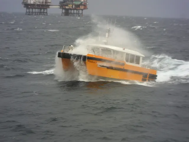 Crew Transfer Vessel auf dem Weg zum Offshore-Windpark
