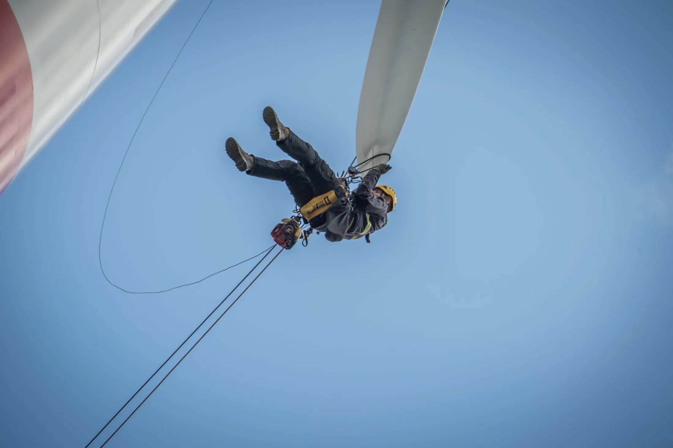 Industriekletterer der Windspektrum GmbH bei der handnahen Rotorblattinspektion per Seilzugang